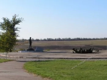 Солдатское поле и мемориальное кладбище в Россошках